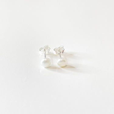 Pendiente de plata de ley con una perla cultivada mini. Ideales para los peques o si tienes un agujerito adicional. Son ideales para combinar con tu look diario. SE VENDEN POR SEPARADO